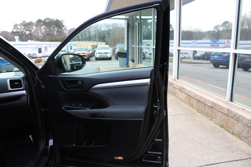 Toyota Highlander LE V6 FWD (Natl) 2019