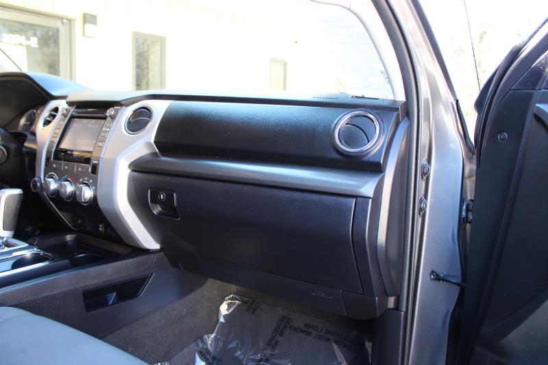 Toyota Tundra 4WD Truck Double Cab 5.7L V8 6-Spd AT SR5 (Natl) 2016