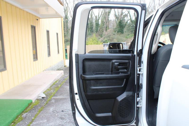 RAM 1500 Tradesman 4x2 Quad Cab 6'4" Box 2017