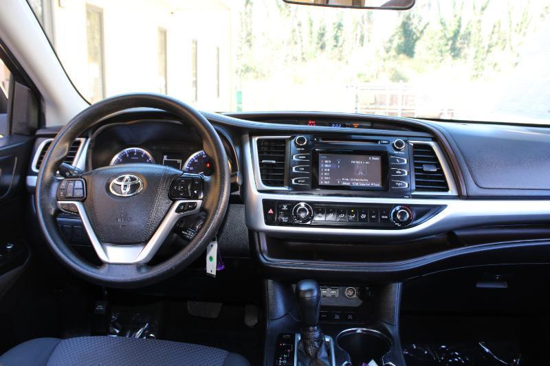 Toyota Highlander LE V6 AWD (Natl) 2019