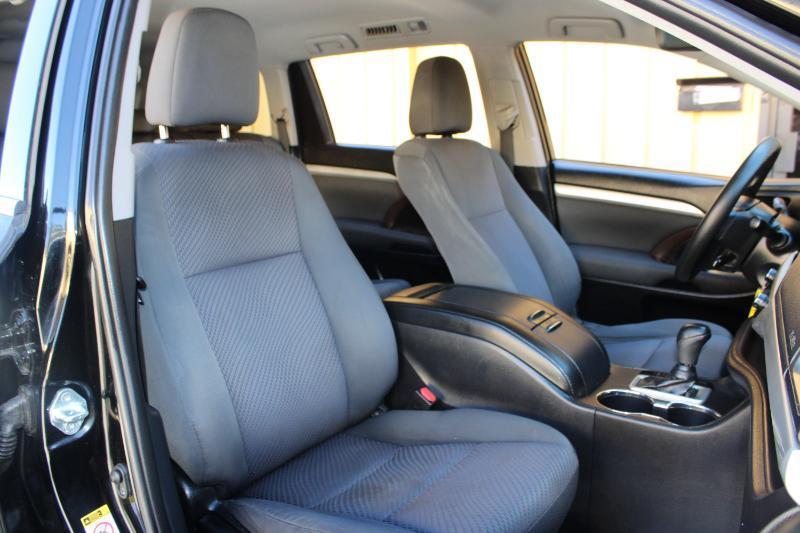 Toyota Highlander LE V6 AWD (Natl) 2019