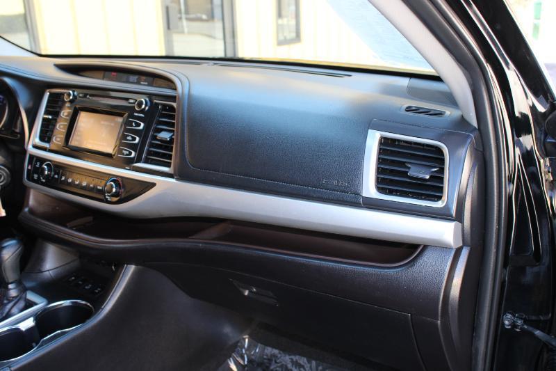 Toyota Highlander LE V6 AWD (Natl) 2019