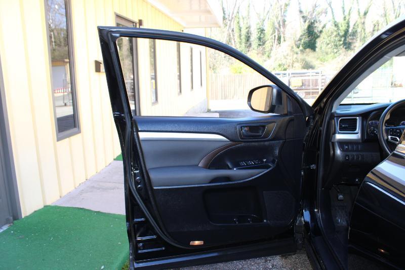 Toyota Highlander LE V6 AWD (Natl) 2019