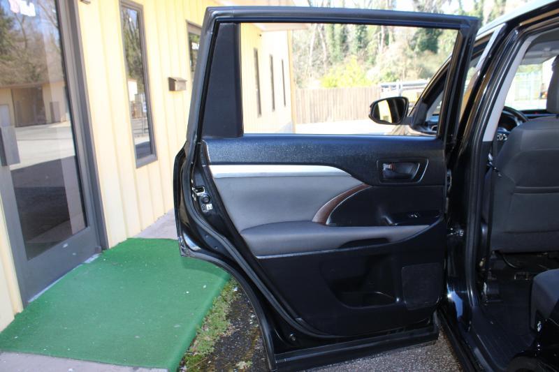 Toyota Highlander LE V6 AWD (Natl) 2019