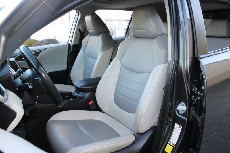 Toyota RAV4 XLE Premium FWD (Natl) 2020