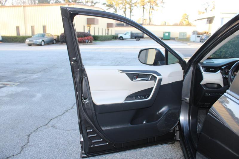 Toyota RAV4 XLE Premium FWD (Natl) 2020