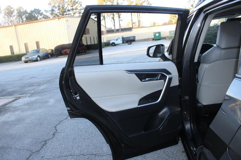 Toyota RAV4 XLE Premium FWD (Natl) 2020