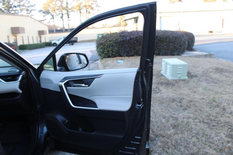 Toyota RAV4 XLE Premium FWD (Natl) 2020