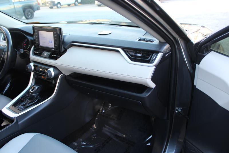 Toyota RAV4 XLE Premium FWD (Natl) 2020