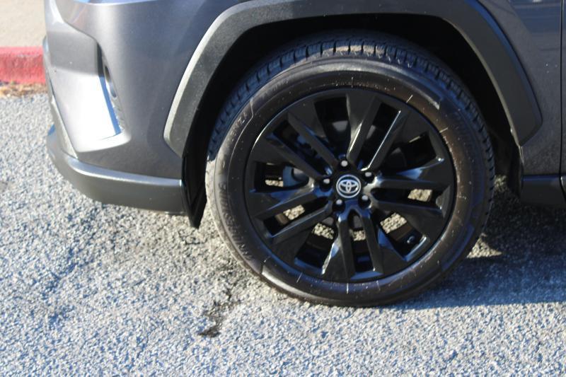 Toyota RAV4 XLE Premium FWD (Natl) 2020