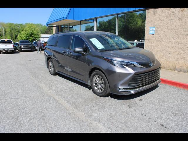 Gray 2024 Toyota Sienna XLE 8-Passenger FWD Minivan Front-Wheel Drive Automatic