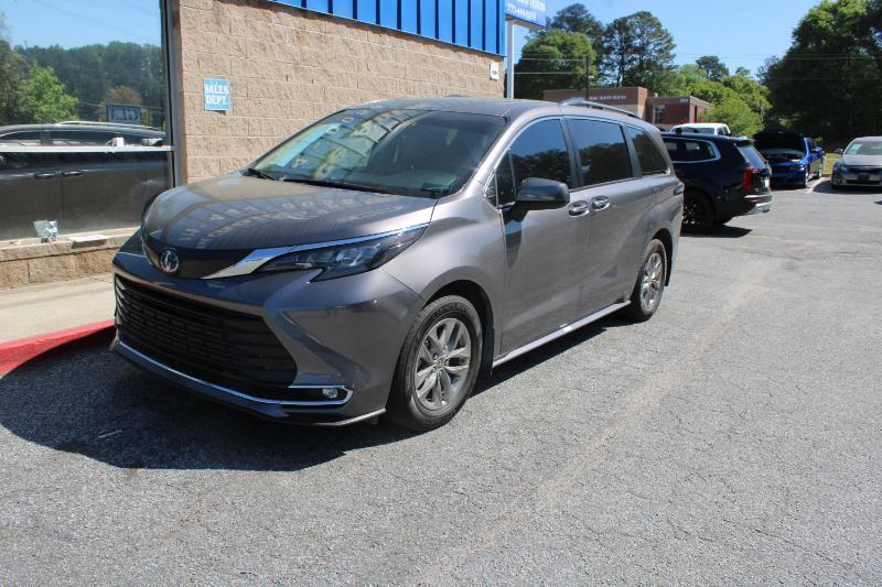 Toyota Sienna XLE FWD 8-Passenger (Natl) 2024