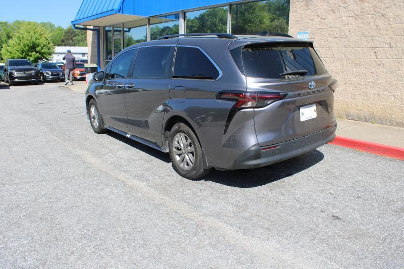 Toyota Sienna XLE FWD 8-Passenger (Natl) 2024