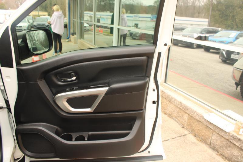 Nissan Titan 4x2 Crew Cab SV 2017