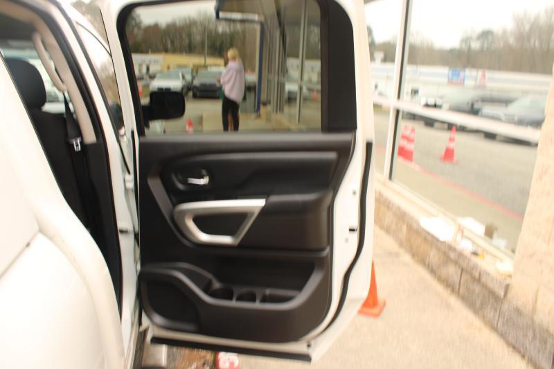 Nissan Titan 4x2 Crew Cab SV 2017