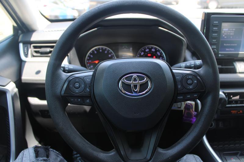 Toyota RAV4 LE FWD (Natl) 2021