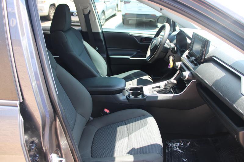 Toyota RAV4 LE FWD (Natl) 2021