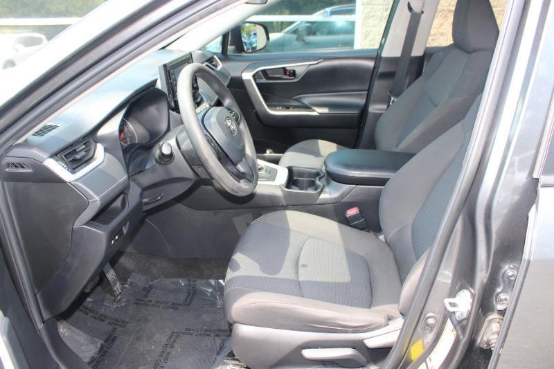 Toyota RAV4 LE FWD (Natl) 2021
