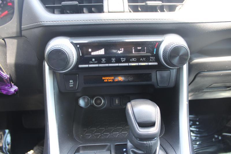 Toyota RAV4 LE FWD (Natl) 2021