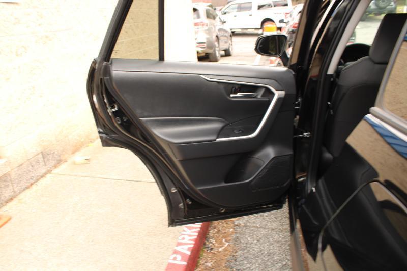 Toyota RAV4 XLE FWD (Natl) 2021