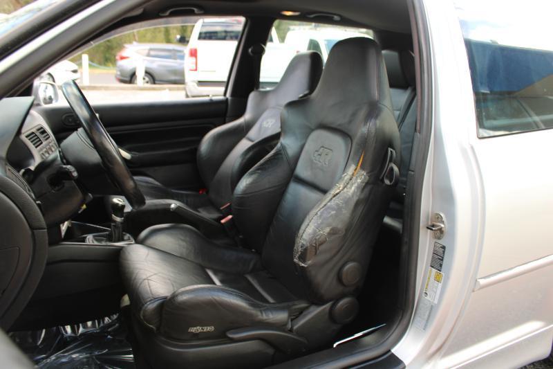 Volkswagen R32 2dr HB 6-spd Manual 2004