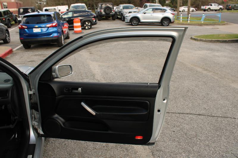 Volkswagen R32 2dr HB 6-spd Manual 2004