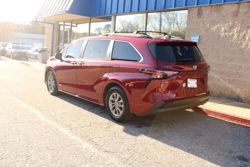 Toyota Sienna XLE FWD 8-Passenger (Natl) 2021