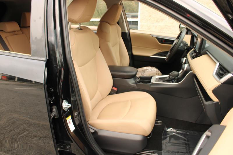 Toyota RAV4 LE FWD (Natl) 2019