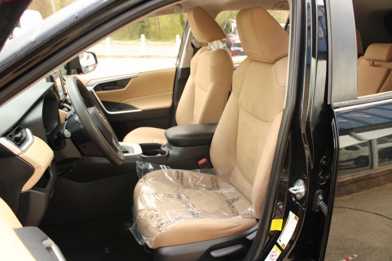 Toyota RAV4 LE FWD (Natl) 2019