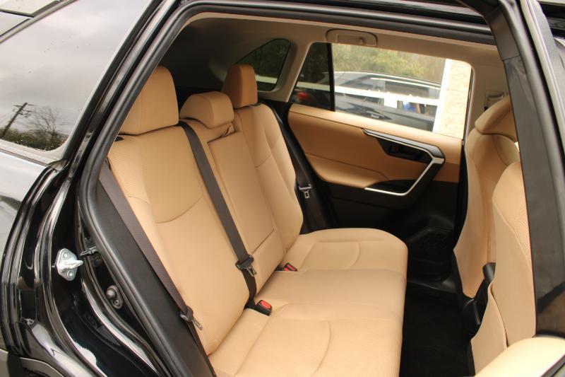 Toyota RAV4 LE FWD (Natl) 2019