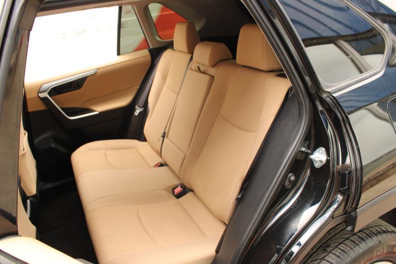 Toyota RAV4 LE FWD (Natl) 2019