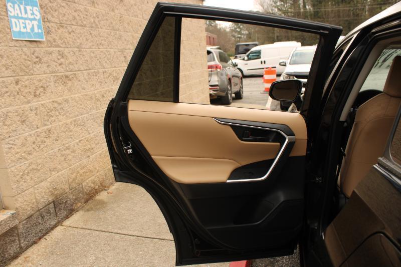 Toyota RAV4 LE FWD (Natl) 2019