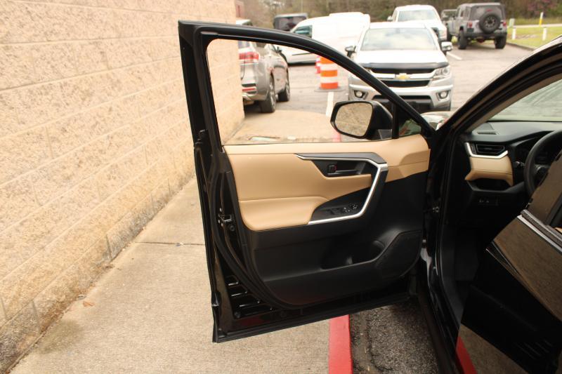 Toyota RAV4 LE FWD (Natl) 2019