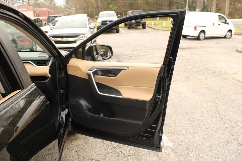 Toyota RAV4 LE FWD (Natl) 2019