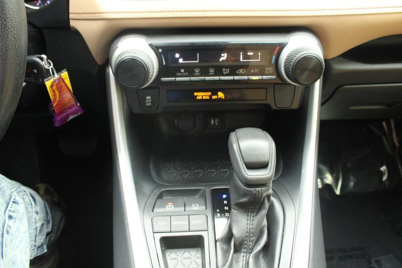 Toyota RAV4 LE FWD (Natl) 2019