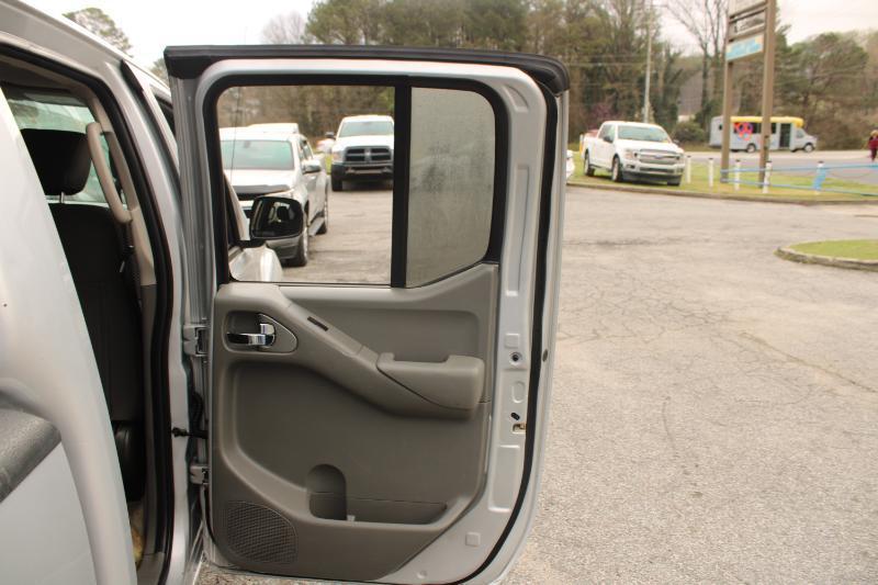 Nissan Frontier 2WD Crew Cab SWB Auto Desert Runner 2016