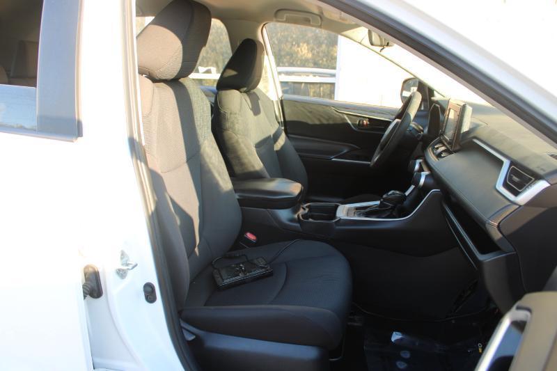 Toyota RAV4 LE FWD (Natl) 2020