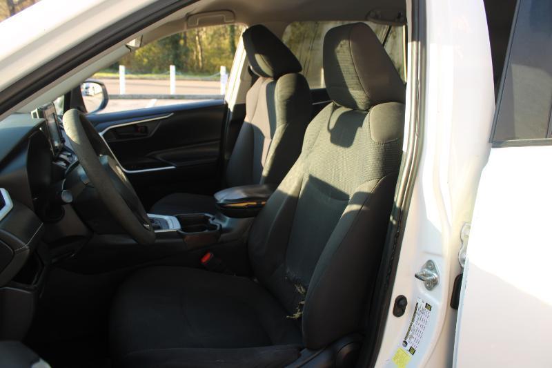 Toyota RAV4 LE FWD (Natl) 2020