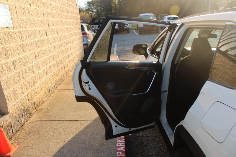 Toyota RAV4 LE FWD (Natl) 2020