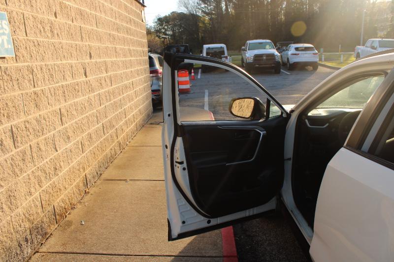 Toyota RAV4 LE FWD (Natl) 2020