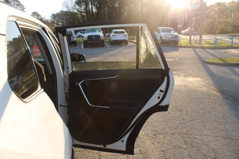 Toyota RAV4 LE FWD (Natl) 2020