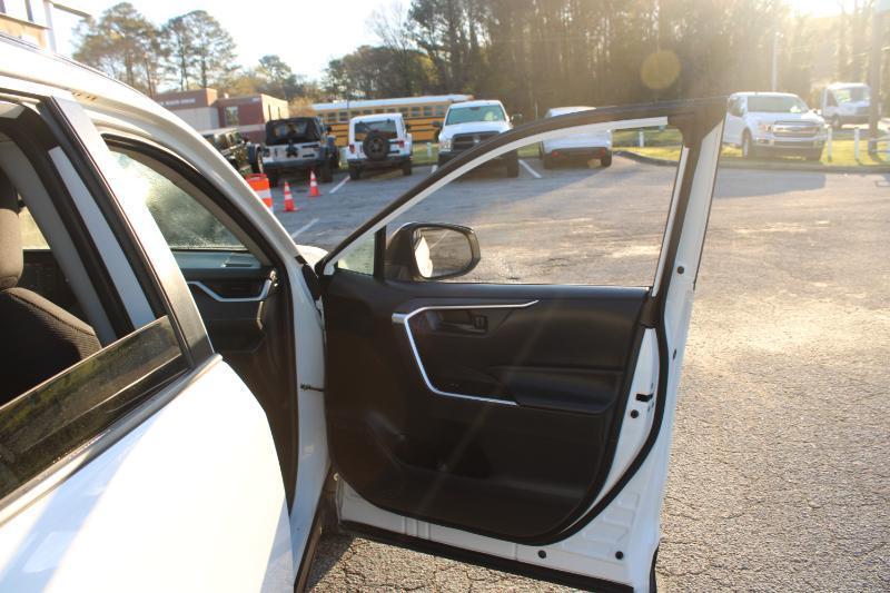 Toyota RAV4 LE FWD (Natl) 2020