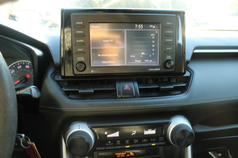 Toyota RAV4 LE FWD (Natl) 2020