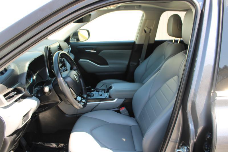 Toyota Highlander Hybrid XLE FWD (Natl) 2021