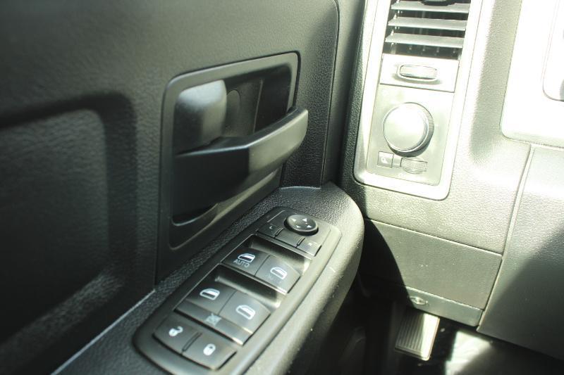 RAM 1500 4WD Quad Cab 140.5" Tradesman 2015