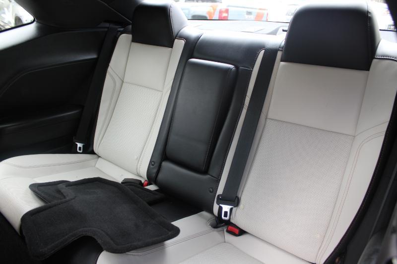 Dodge Challenger 2dr Cpe SXT Plus 2015