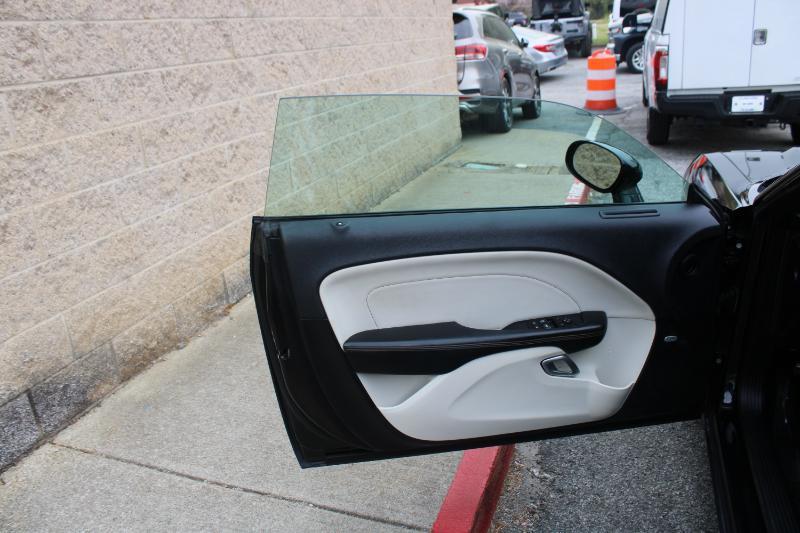 Dodge Challenger 2dr Cpe SXT Plus 2015