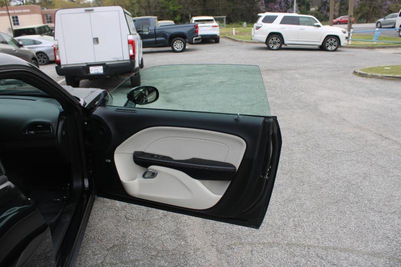 Dodge Challenger 2dr Cpe SXT Plus 2015