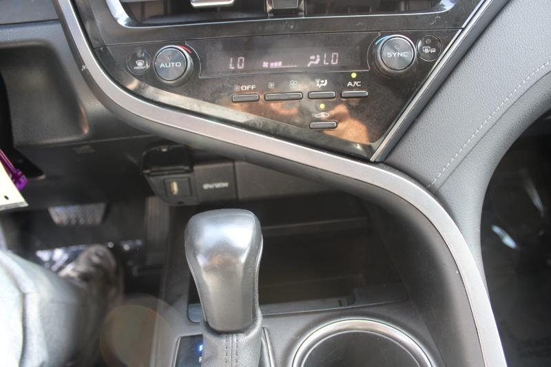 Toyota Camry SE Auto (Natl) 2022