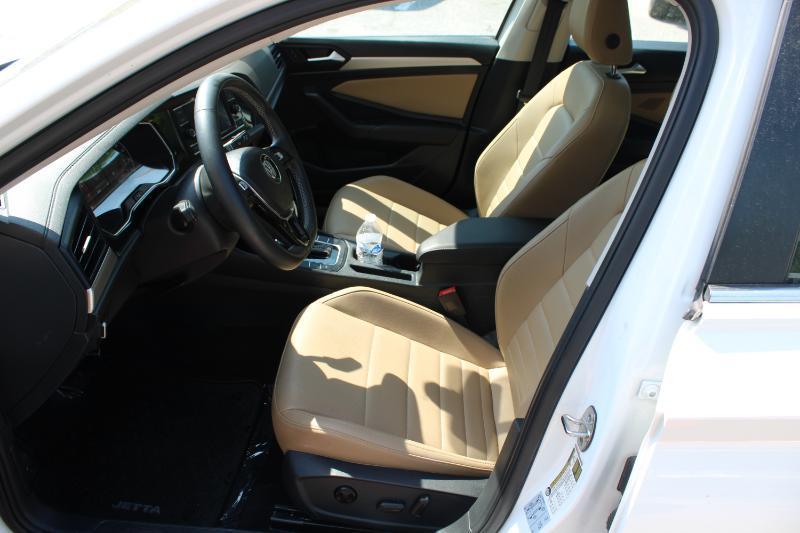 Volkswagen Jetta SE Auto 2021